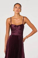 ASTR The Label Ascella Sweetheart Pleated Midi Dress